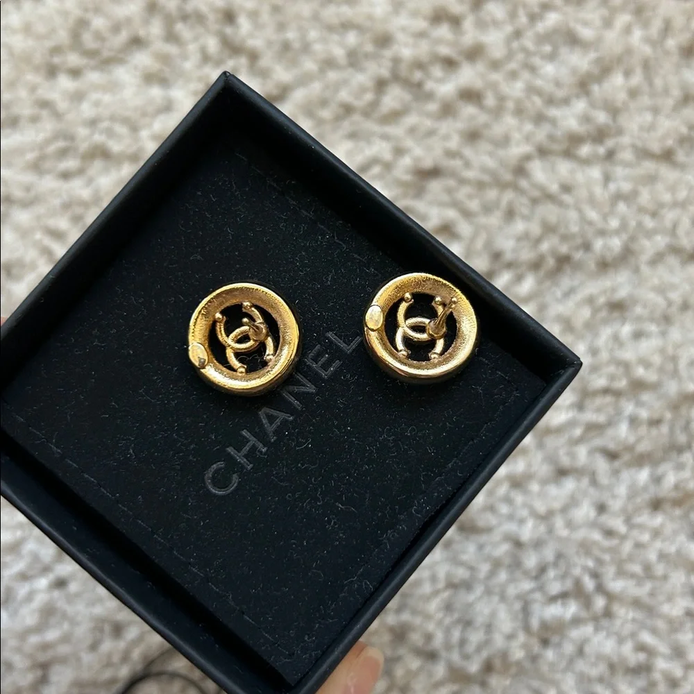 Chanel CC logo stud earrings - Picture 8 of 15
